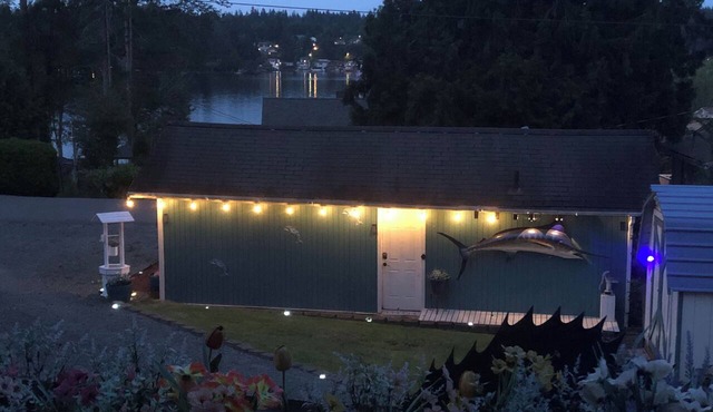 Tranquil 1-bedroom cottage on charming Lake Goodwin awaits you