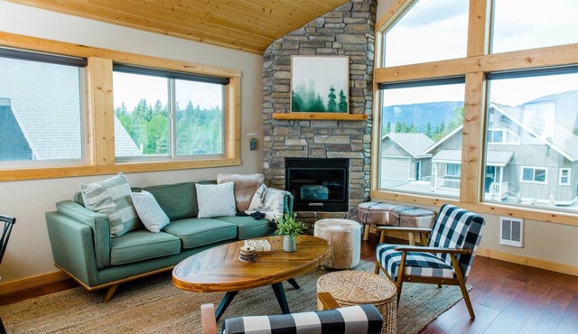 Treeline at Roslyn Ridge is the coziest spot where guests can relax, enjoy community amenities and bask in their home away from home! Guests are welcomed with a gift basket with a bottle of wine and goodies, a private hot tub, fire pit & more