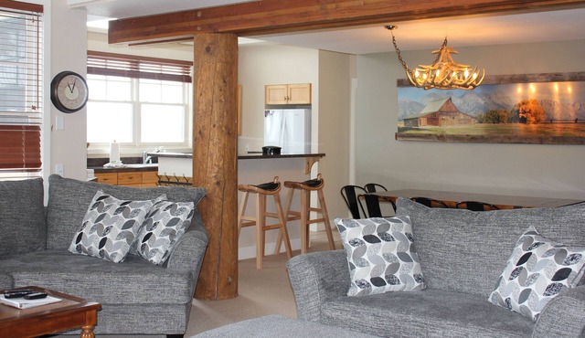 Truly Ski In/Ski Out Condo! Spacious- Sleeps 11! Great Mountain Views! in Big Sky