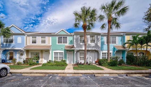 Two Story Unit Townhome, WiFi, Tennis, Stainless Kitchen, Heated Pool, Close to Interstate in Bradenton