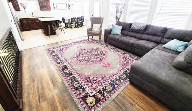Ultimate Family and Friend Home 5 br 3 ba - 14+ Guests - HUGE TV!