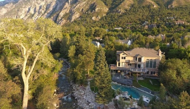 ULTIMATE SKI STAY! CLEAN + MODERN 2 BDRM/2 BATH SUITE + DEN WITH PRIVATE HOT TUB