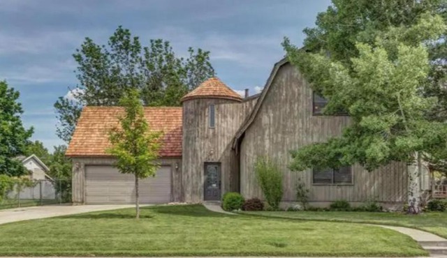 Unique Home Perfect for Gathering Pets welcome!