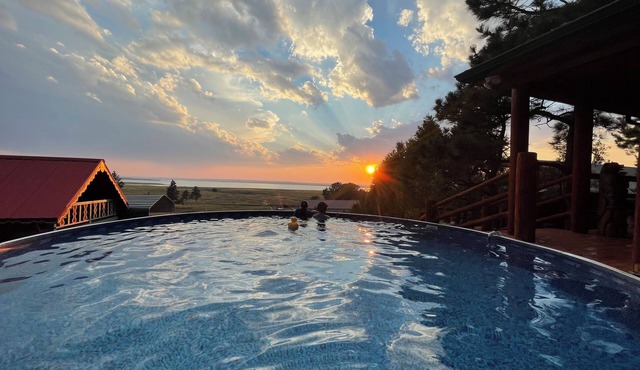 Unique Peaceful Cabin at Keyhole/Coffee/Pool/Deck