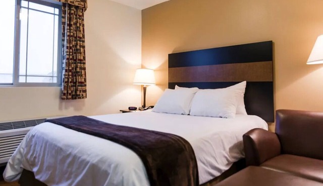 Unwind in Grand Style – Queen Bed w/Chair Perfect for Relaxation & Adventure