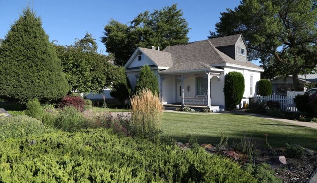 Updated Cottage Sleeps 8 Close to Logan