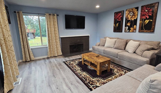 Updated Modern Country Home - Pristine & Quiet - Near Seattle & Tacoma