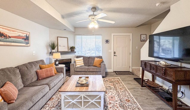 Updated Two-Bedroom Lake View Condo 930 #4