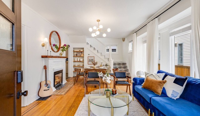 Upgraded Historic Gem 5BR/4BA w/AC – Walkable to UW, Light Rail & Grocery in Seattle