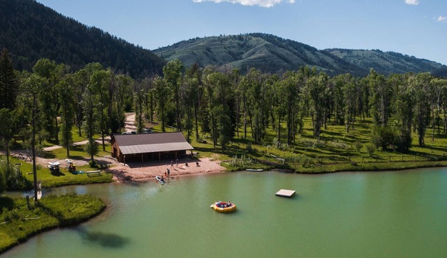Upscale 3BR Fairway Cabin w/Mtn. Views + Fire Pit