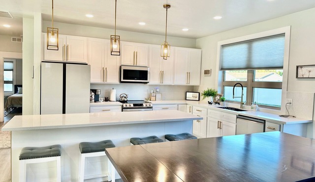 Very new cozy modern Trout 3-bedrm plus office house in Kimberly & 2 car garage