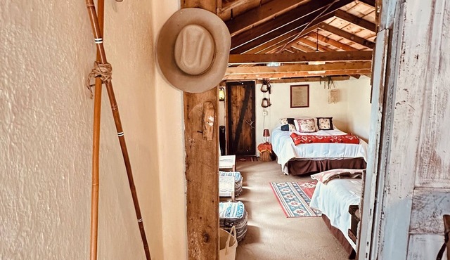 Very rustic 1900's cabin. Unique 2 room 2 queen + shack @LittleTrailCreekCabins
