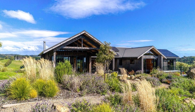 Villa Obsidian by Waiheke Pure - Views, pool, spa, spacious lodge, walk to beach in Waiheke Island