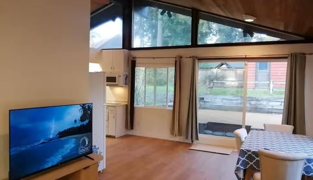 Walk to Light Rail - Spacious Suite w/Private Entry & AC in Shoreline