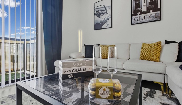 Walkable Domain Stay: Steps to Top Dining & Luxury Shops in Austin