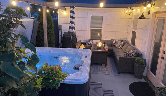 Walkable Lake Gem - Hot Tub + Fire Pit - Close to Beach