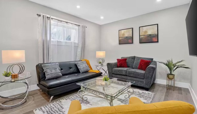 Walkable to DT | Suits Large Grps | 2 Parking spot in Kitchener