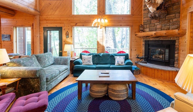 Wallowa River Log Cabin - Mountain Views & Hot Tub
