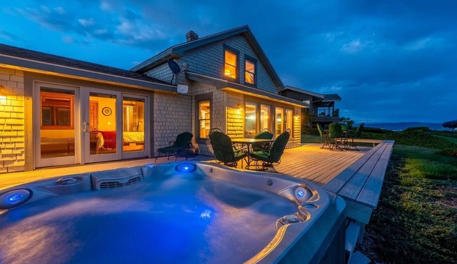 Wapato Point Escape: Private Hot Tub Walk to Beach Lake Views