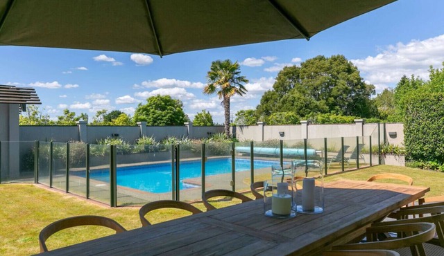 Watene Lodge - Spacious 5 Star Home with Pool in Taupo
