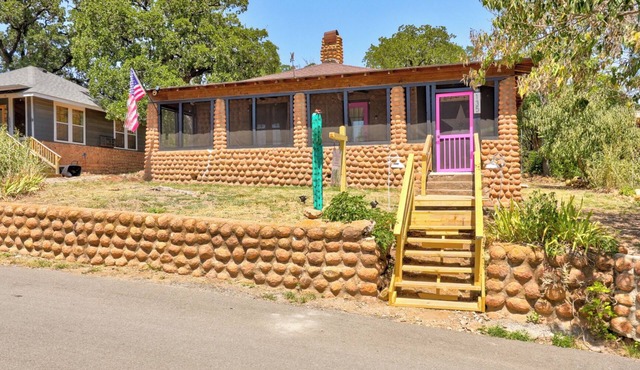 WATER FRONT-HOT TUB- WALKING DISTANCE to main strip. Cobblestone Retreat in Medicine Park
