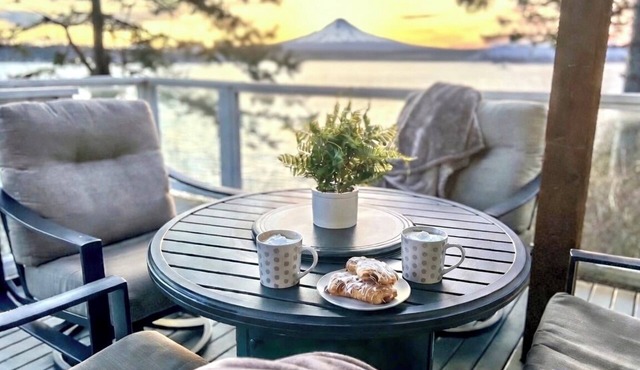 Waterfront, 2 Decks, Mt. Baker Views, 4 New Bikes! in Lummi Island