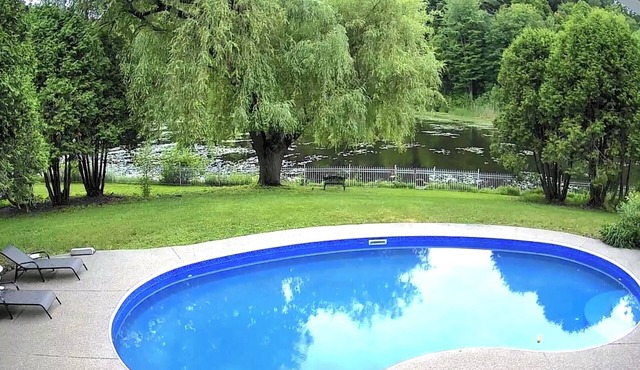 Waterfront 5 bedroom house heated pool one acre yard BBQ Pond in Hudson