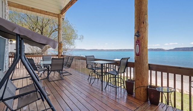 Waterfront cabin w/kayaks, gas fireplace, & more