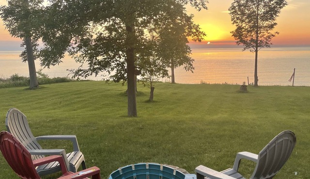 Waterfront house with amazing views of Lake Ontario and Sunsets in Sterling