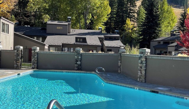 Waterfront, HUGE deck, Best views in complex, pool, easy parking, ski in & out
