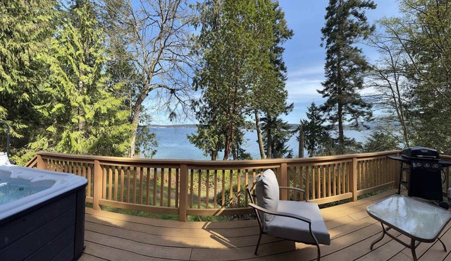 Waterfront, Rustic, Hot Tub, Pet-Friendly in Sequim