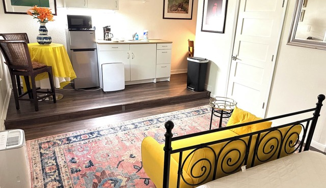 Welcoming studio in Sunset Valley for a peaceful getaway surrounded by woodland in Sunset Valley