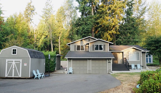 West Lake Stevens Hideaway on .7 acre with outdoor firepit and fenced backyard in Lake Stevens