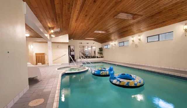 Westside Pool Home-8 min to Downtown by CAD Line in Vancouver
