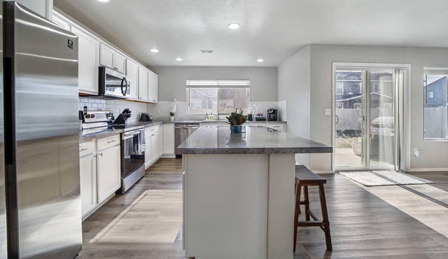"White Tail Castle" NEW! Sleeps 12 comfortably