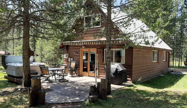 Woodland retreat/hot tub/Near Yellowstone