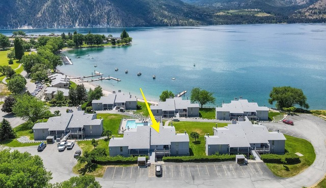 Yacinde F1 Wapato Point Poolside with Panoramic Views