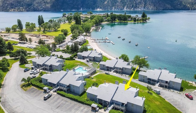 Yacinde G7 Wapato Point Townhome End-Unit with Patio and Balcony