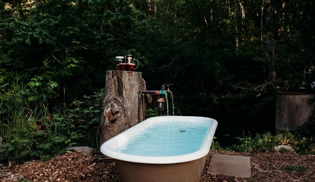 Year-round glamping retreat on a 50-acre Oregon farm. Hot soaking bathtub 10 ft from flowing creek, heated bed, alpacas, fresh eggs, no road noise, ultimate privacy. 90 min from Portland. No Extra Fees!