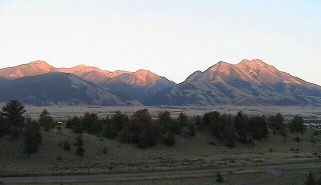 YELLOWSTONE NOW OPEN FROM HERE , Cozy Guest House, 10 Mins to Chico Hot Springs