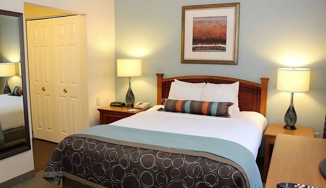 Your Home Away From Home! Kitchenette, Free Parking, with Breakfast, Pool!