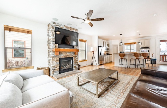 Bear Hollow 5601 | Standalone Home | Near Outlets Hot Tub | Pool