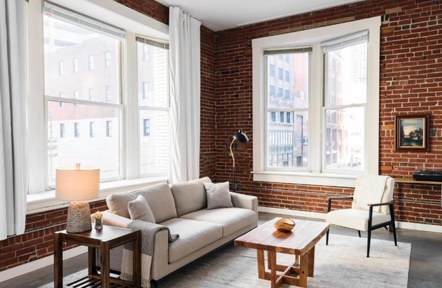 FRONTDESK Spacious 2 BR Apt in Downtown STL in Saint Louis