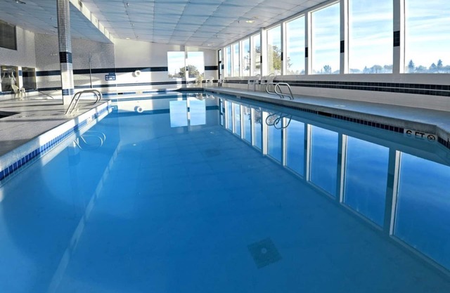 MAJESTIC IDAHO FALLS, 2 LOVELY UNITS! POOL, SPA, JACUZZI!