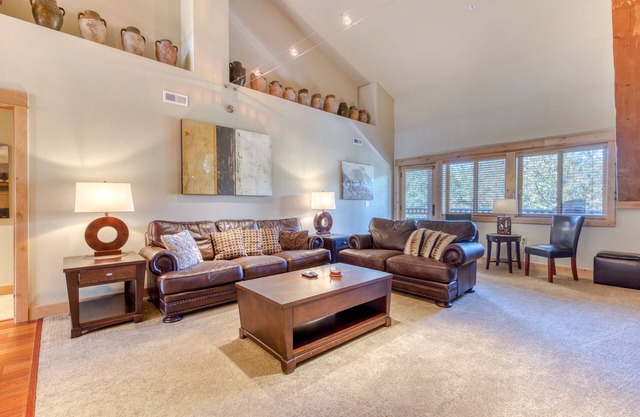 Penthouse condo w/mountain views & shared pool/hot tub - close to ski access in Government Camp