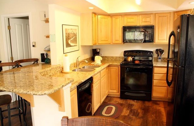 Pinecreek #I - 3 BR - Private Hot Tub - Close to Town - Shuttle to Slopes in Breckenridge
