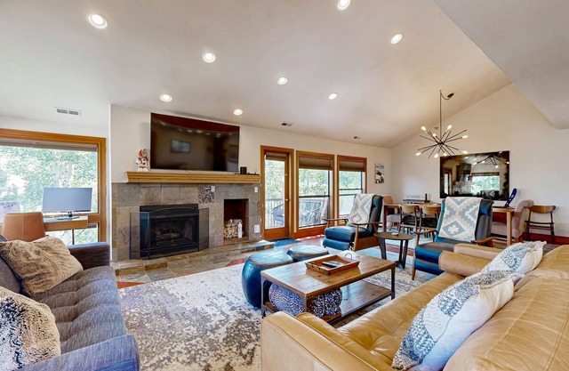Walk to lifts & Main St. condo with hot tub, heated garage, & mountain view