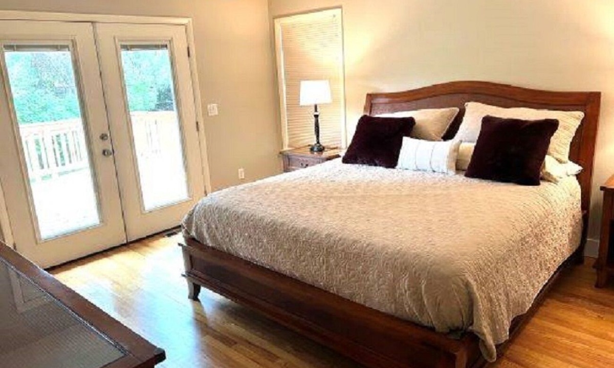 Meridian House | 1950's Brick House. Tons of character. Minutes from downtown Meridian.