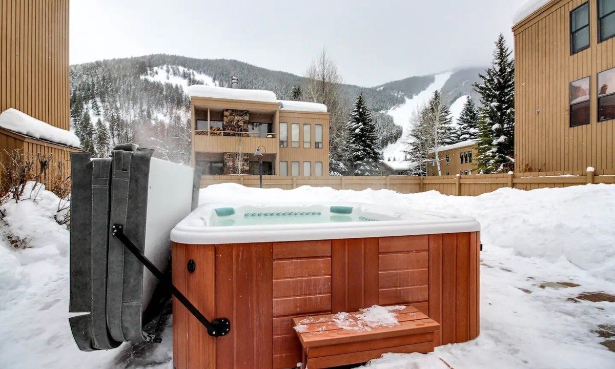 Warm Springs Condo | Sawtooth Ski Condo - Hot Tub + Walk to Ski Slopes!