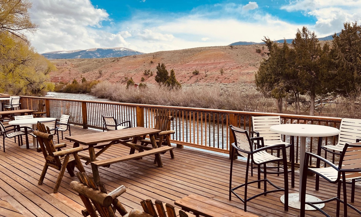 Dubois Hotel | The Trail's End